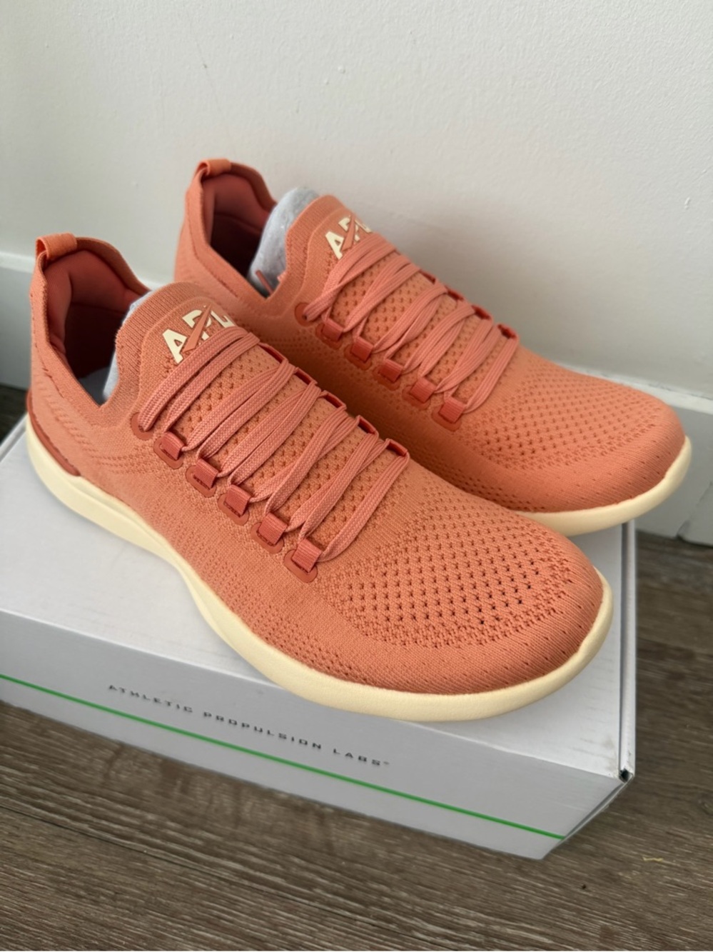 APL Women’s Techloom breeze knit running shoe terracotta vanilla size US 8 NEW